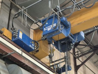 une grue suspendue au plafond d'un bâtiment