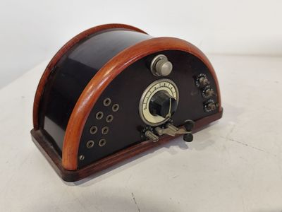 une radio à l'ancienne posée sur une table blanche