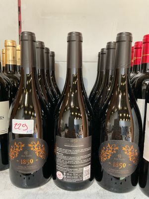 des bouteilles de vin sont alignées sur une étagère dans un magasin