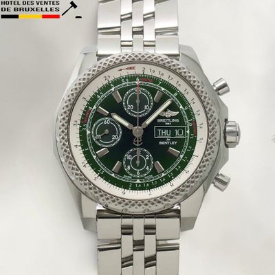 une montre avec un cadran vert et un bracelet argenté