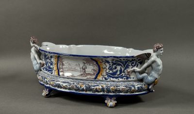 un grand bol bleu et blanc orné d'une statuette