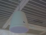 une lampe suspendue au plafond de la pièce