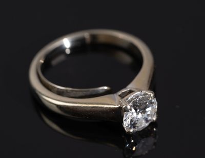 Gros plan sur une bague en diamant posée sur une surface noire