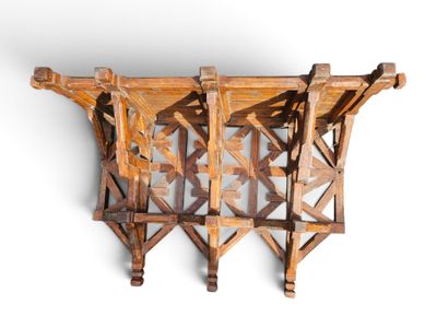 une photo d'une étagère en bois sur laquelle sont posés plusieurs objets en bois