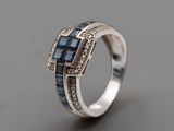 gros plan d'une bague avec saphirs bleus et diamants
