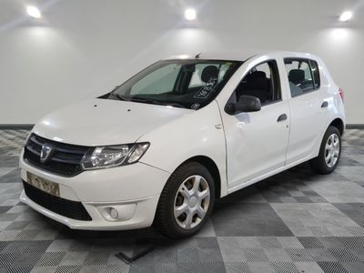 la photo d'une voiture blanche garée dans un garage
