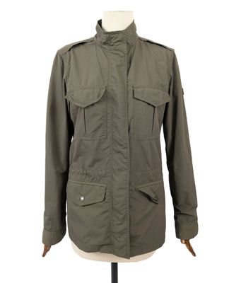 une photo d'une veste militaire sur un mannequin