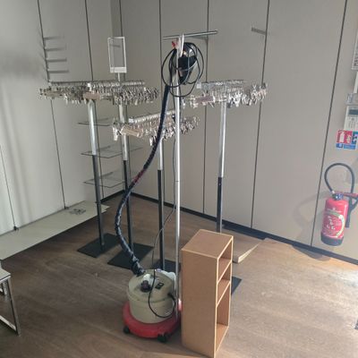 a machine that is sitting on the floor in a room