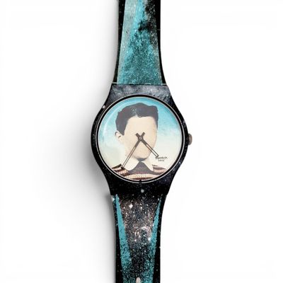 un gros plan d'une montre sur laquelle figure l'image d'un homme