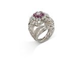 gros plan d'une bague en diamant et rubis sur fond blanc