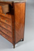 Chiffonnier en placage de bois de rose dans des encadrements… (photo 3)