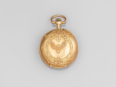 une vieille montre de poche en or avec une chaîne, posée sur une surface blanche