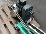une machine posée sur une palette près d'un mur