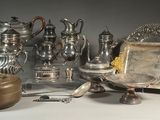 beaucoup d'objets en argent posés sur une table
