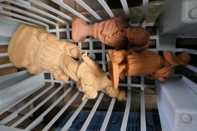 un panier rempli de figurines en argile posé sur une table