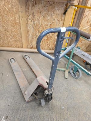 une photo d'un petit diable dans un garage