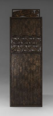 une vieille porte en bois ornée de sculptures sur la face avant et les côtés