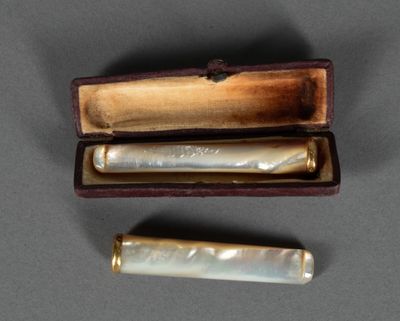 Deux fume Cigarettes Nacre et Or. Deux fume cigarettes vers …