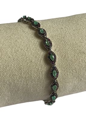 un gros plan d'un bracelet posé sur une serviette de table posée sur une table