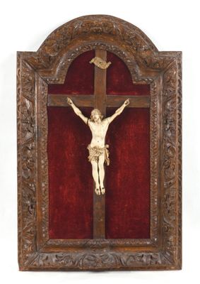 un vieux crucifix en bois sur lequel est perché un oiseau