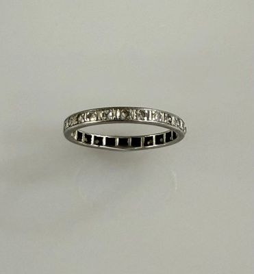 une bague en or blanc sertie de diamants noirs et blancs