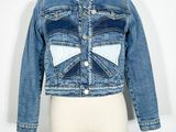 veste en jean à col et poignets en voile, présentée sur un mannequin