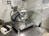 une machine posée sur le comptoir d'une cuisine
