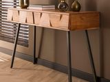 une table en bois sur laquelle se trouvent deux vases et un miroir