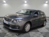 la voiture grise est garée sur un carrelage à carreaux