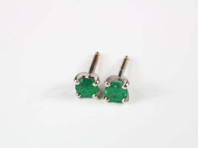 Paire de puces d'oreille or gris serties d'une émeraude rond…
