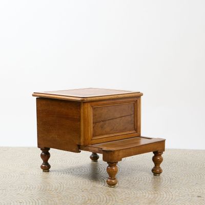 une petite table en bois surmontée d'un tiroir