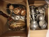 une boîte remplie d'objets anciens et récents