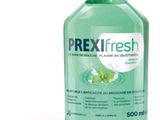 une bouteille contenant un liquide vert posée sur une table