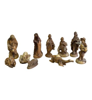 une image représentant un groupe de figurines représentant des personnes et des animaux