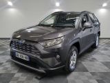 La nouvelle Toyota RAV est garée dans le showroom.