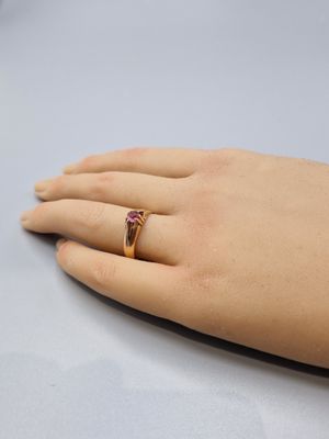 gros plan de la main d'une personne portant une bague