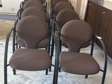 de nombreuses chaises alignées en rang dans une pièce