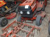un tracteur et une charrue de tracteur dans un garage