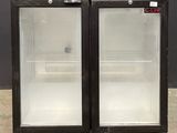 deux portes vitrées ouvertes vers l'extérieur d'un réfrigérateur