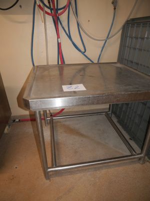 une table en métal avec une cage métallique en dessous