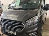 l'avant d'une camionnette grise garée dans un garage à côté d'autres voitures