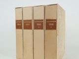 trois livres sont empilés sur une surface blanche
