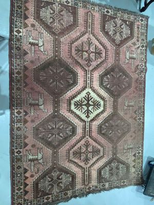 IRAN, tapis à motif boukhara, à fond rose, à decor de cavali…