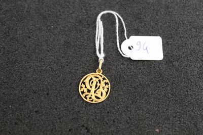 un collier plaqué or orné d'un motif représentant l'arbre de vie
