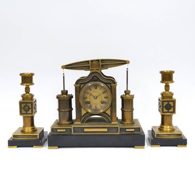 une image représentant une horloge, des bougies et un bougeoir sur fond blanc