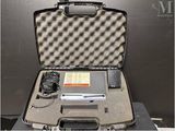 une valise contenant un ordinateur portable et d'autres objets