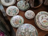 de nombreuses assiettes et bols posés sur une table, avec une statue en arrière-plan