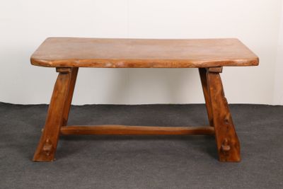 un petit banc en bois muni d'une assise en bois