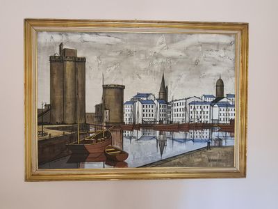 une image d'un tableau accroché au mur d'une pièce