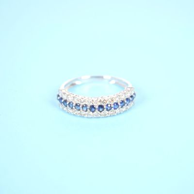 Demi-Alliance en or blanc 18K (750/oo) sertie d'une ligne de…